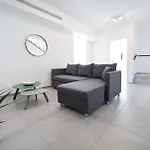 Modern 3 Bedroom Penthouse With Jacuzzi In Rothschild Blvd By Holyguest
