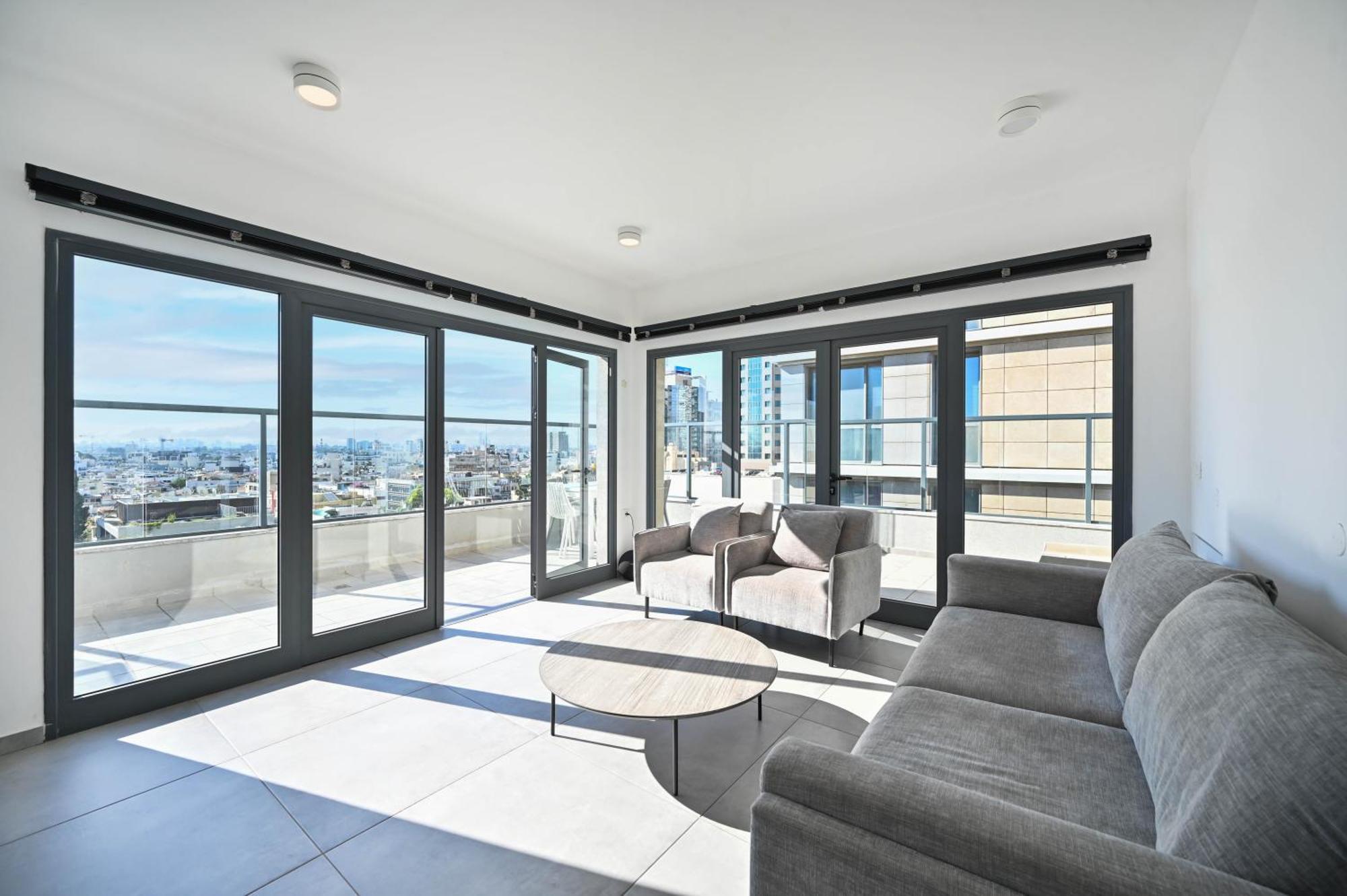 Apartment Modern 3 Bedroom Penthouse With Jacuzzi In Rothschild Blvd By Holyguest *