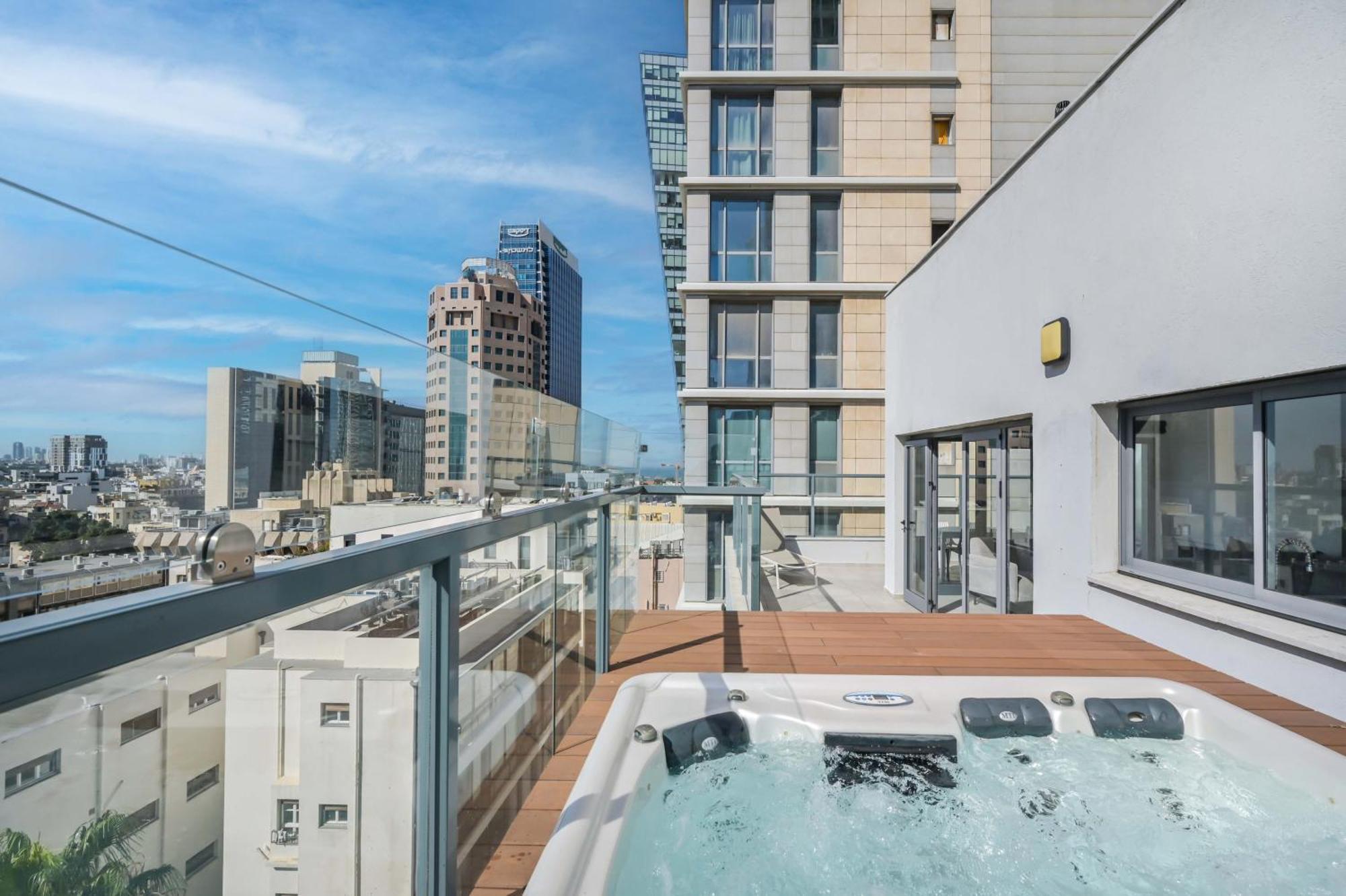 Modern 3 Bedroom Penthouse With Jacuzzi In Rothschild Blvd By Holyguest Apartment