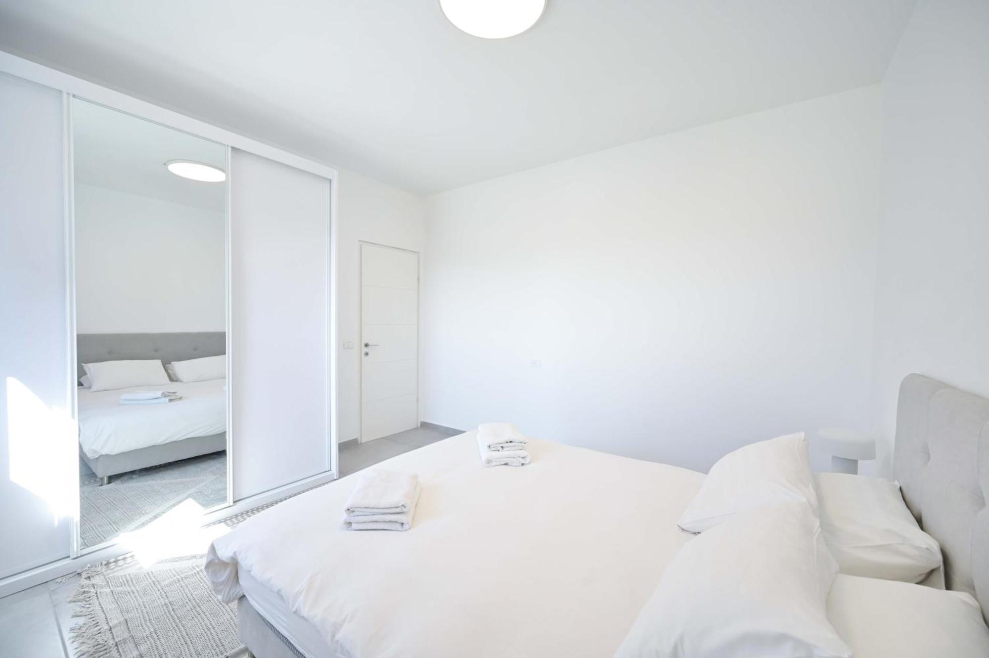 Modern 3 Bedroom Penthouse With Jacuzzi In Rothschild Blvd By Holyguest *