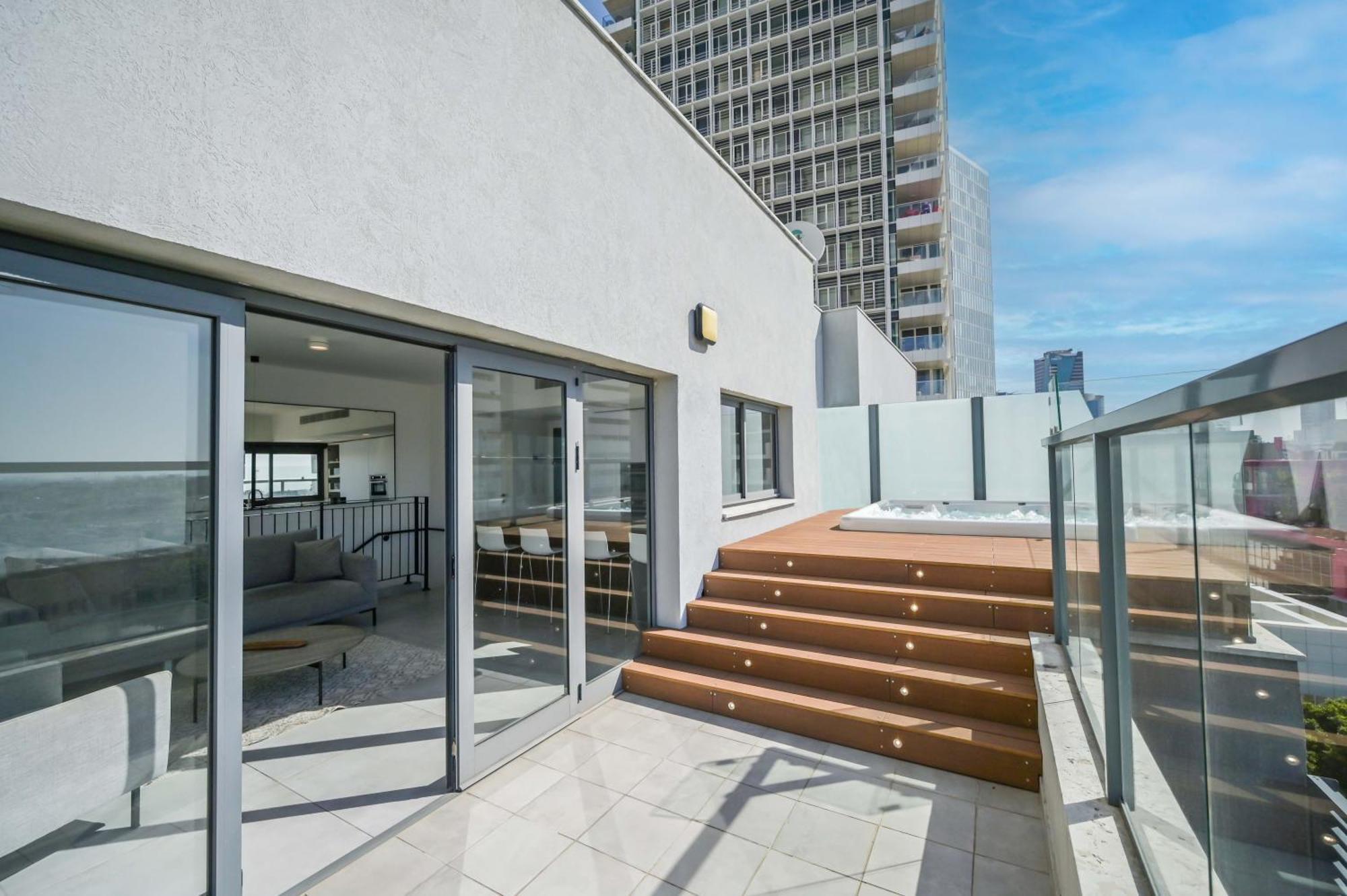 Modern 3 Bedroom Penthouse With Jacuzzi In Rothschild Blvd By Holyguest Apartment Tel Aviv