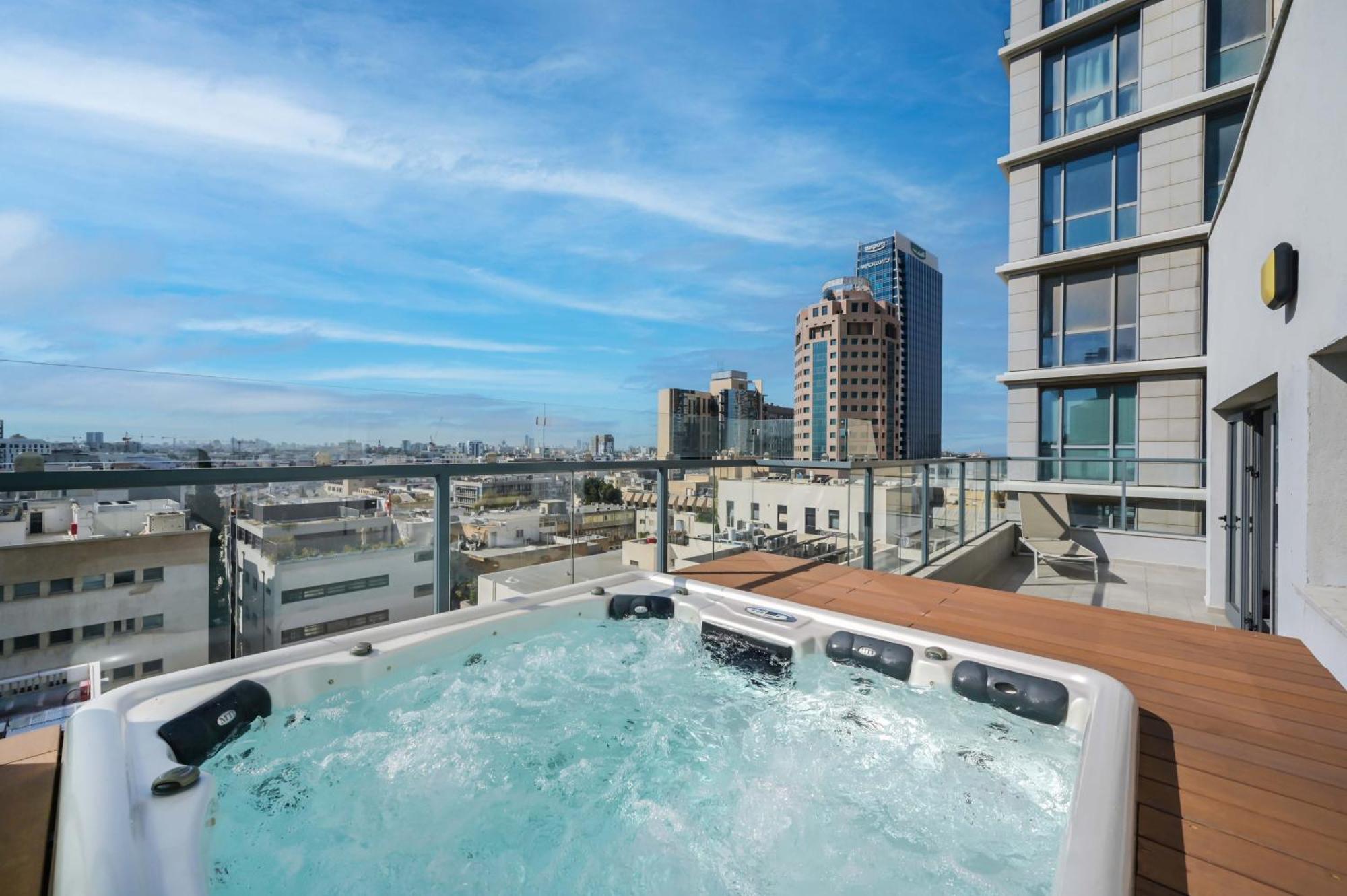 Modern 3 Bedroom Penthouse With Jacuzzi In Rothschild Blvd By Holyguest Apartment Tel Aviv